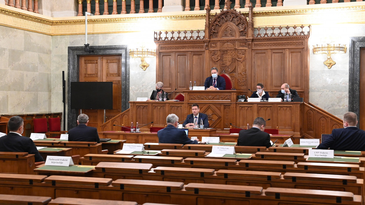 Gulyás Gergely, a Miniszterelnökséget vezető miniszter éves meghallgatása az Országgyűlés igazságügyi bizottságának ülésén az Országház Delegációs termében 2021. november 23-án.