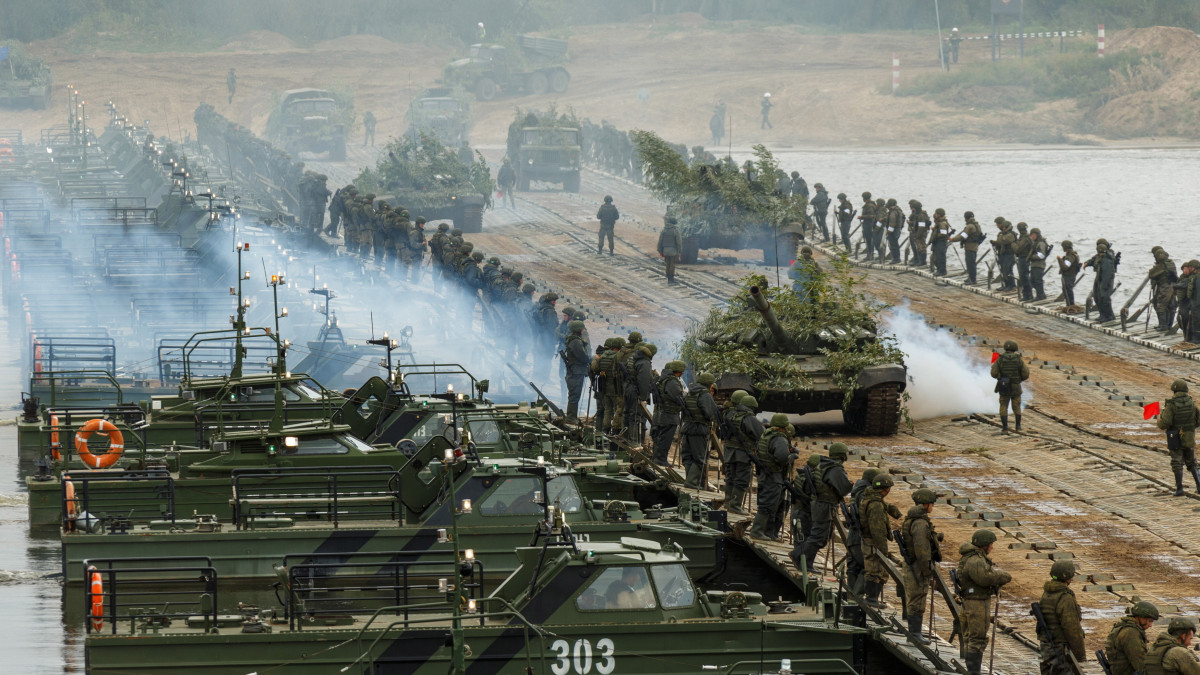 Az orosz védelmi minisztérium sajtószolgálata által közreadott képen orosz harckocsik átkelnek az Oka folyón létesített pontonhídon a Zapad-2021 (Nyugat-2021) fedőnevű orosz-fehérorosz közös stratégiai hadgyakorlaton a Murom térségében lévő gyakorlótéren 2021. szeptember 13-án.