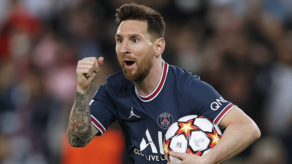 Lionel Messi, a Paris Saint-Germain játékosa, miután gólt szerzett az RB Leipzig ellen a labdarúgó Bajnokok Ligája csoportkörében, az A csoport harmadik fordulójában Párizsban 2021. október 19-én.