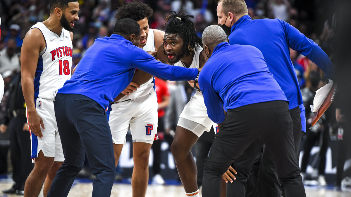 DETROIT, MICHIGAN - NOVEMBER 21: Isaiah Stewart #28 of the Detroit Pistons is restrained after receiving a blow to the face by LeBron James #6 of the Los Angeles Lakers during the third quarter of the game at Little Caesars Arena on November 21, 2021 in Detroit, Michigan. NOTE TO USER: User expressly acknowledges and agrees that, by downloading and or using this photograph, User is consenting to the terms and conditions of the Getty Images License Agreement. (Photo by Nic Antaya/Getty Images)