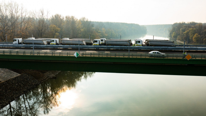 Felvonultak a kamionok az új Tisza-hídon – fotók