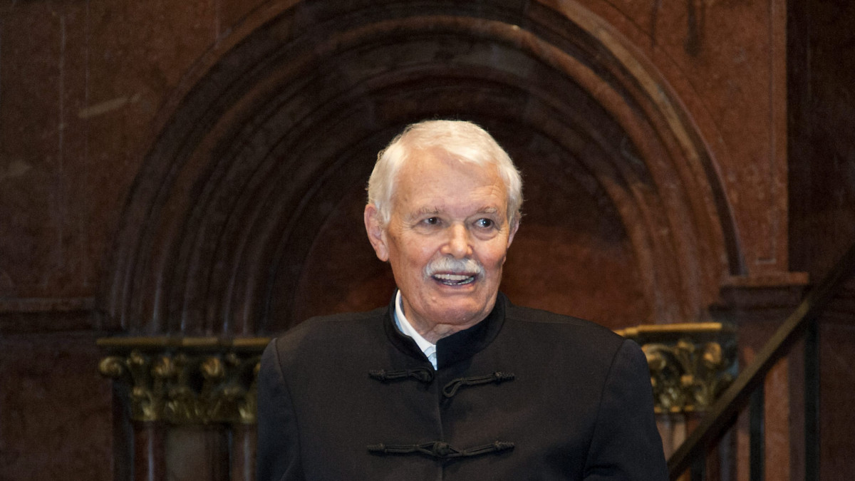 A Szent Márton-díjjal kitüntetett Andrásfalvy Bertalan Széchenyi-díjas néprajzkutató, egykori művelődési és közoktatási miniszter a pannonhalmi bazilikában tartott Szent Márton-napi ünnepségen 2014. november 14-én.