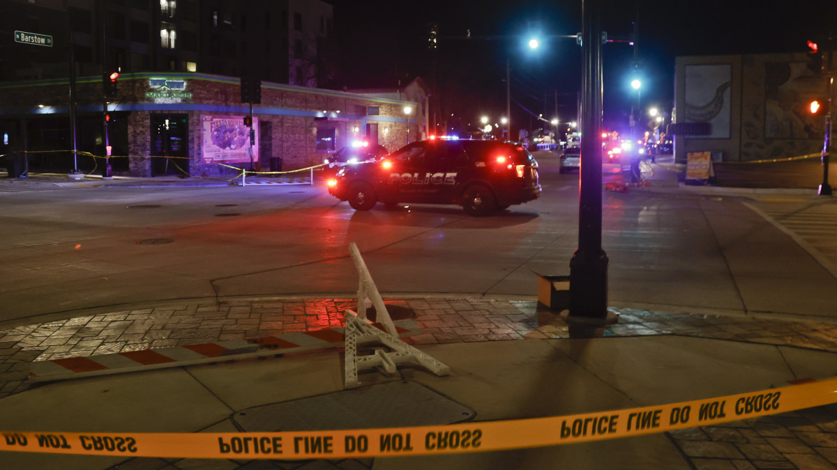 Rendőrök a Milwaukeetól 32 kilométerre nyugatra található Waukeshában elkövetett gázolás helyszínén 2021. november 21-én. Egy személyautó hajtott egy karácsonyi felvonulás résztvevői közé a Wisconsin állambeli Waukesha városában, több mint húszan megsérültek, a gyanúsítottat elfogták.