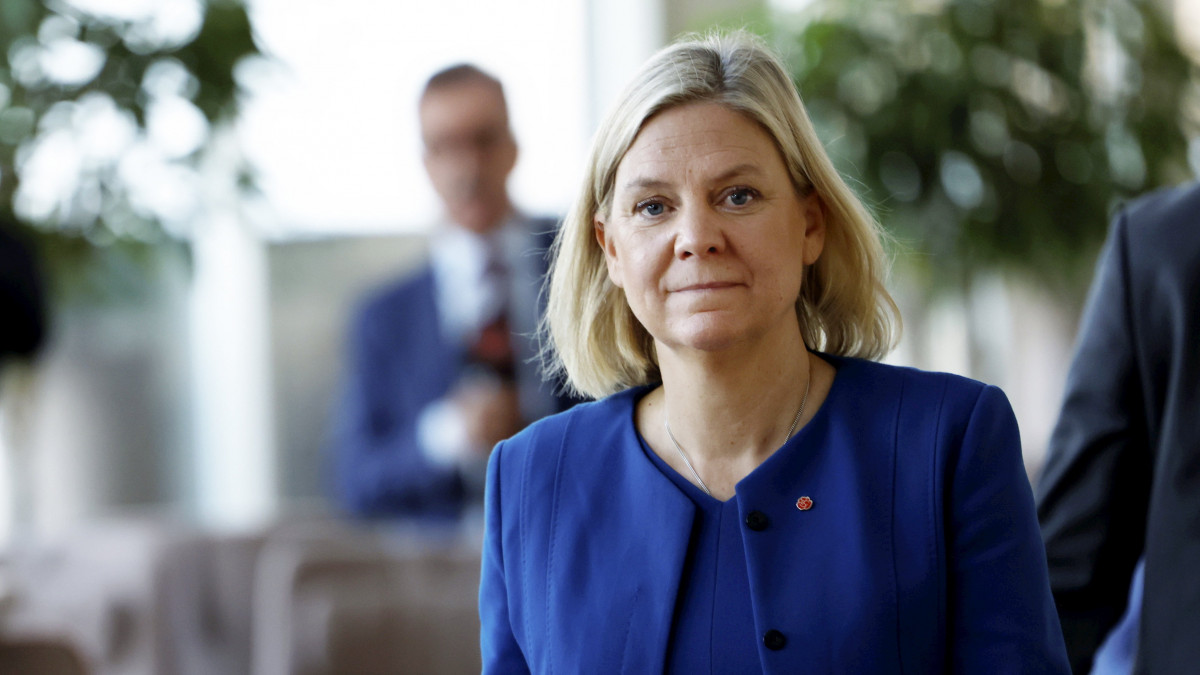 Magdalena Andersson svéd pénzügyminiszter, a Szociáldemokrata Párt elnöke, miután kormányalakítási megbízást kapott Andreas Norlen parlamenti elnöktől Stockholmban 2021. november 11-én.
