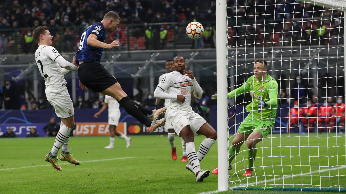 MILAN, ITALY - NOVEMBER 24: Edin Dzeko of FC Internazionale heads in his second goal to give the side a 2-0 lead during the UEFA Champions League group D match between FC Internazionale and Shakhtar Donetsk at Giuseppe Meazza Stadium on November 24, 2021 in Milan, Italy. (Photo by Jonathan Moscrop/Getty Images)