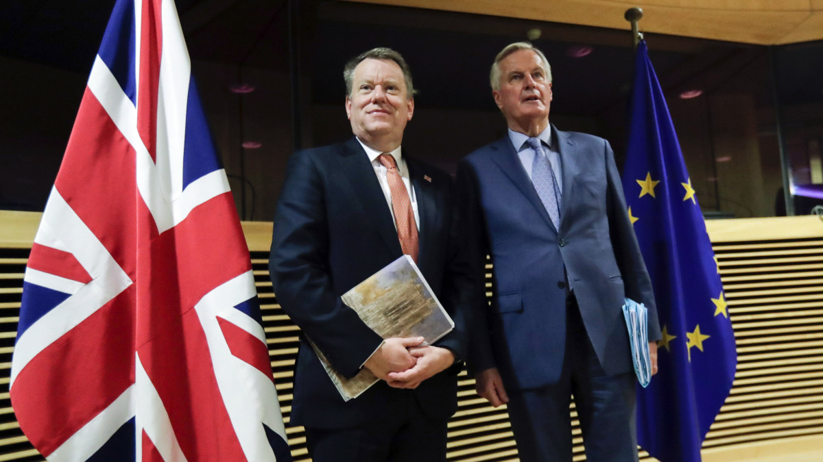 Michel Barnier, az Európai Unió tárgyalóküldöttségének vezetője (j) és David Frost, a brit kormány főtárgyalója Brüsszelben 2020. március 2-án, amikor megkezdődik az EU és az EU-ból kilépett Nagy-Britannia jövőbeni kapcsolatáról szóló hivatalos tárgyalások első fordulója.
