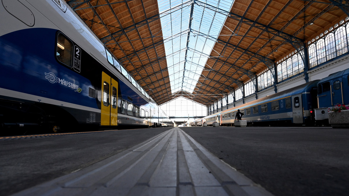 Vonatok a Nyugati pályaudvaron 2021. szeptember 1-jén, miután átadták az állomás megújult utascsarnokát. A pályaudvar teljes tetőszerkezetének felújítása a tervek szerint jövő nyárra fejeződhet be.