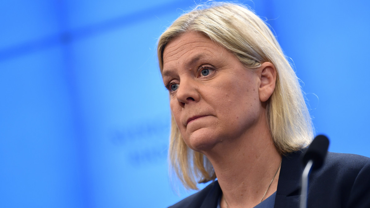 Magdalena Andersson svéd miniszterelnök, a Szociáldemokrata Párt elnöke sajtótájékoztatót tart a költségvetésről szóló szavazás után Stockholmban 2021. november 24-én. Andersson, Svédország első női miniszterelnöke megválasztása után néhány órával lemondott, miután a Zöld Párt kilépett a kormánykoalícióból az ellenzék által benyújtott, alternatív költségvetési tervezet elfogadása miatt.