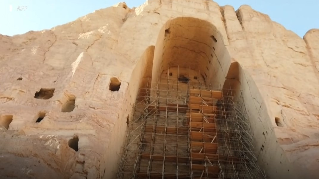 Turistákat engednek az általuk lerombolt Buddha-szobrok helyéhez a tálibok