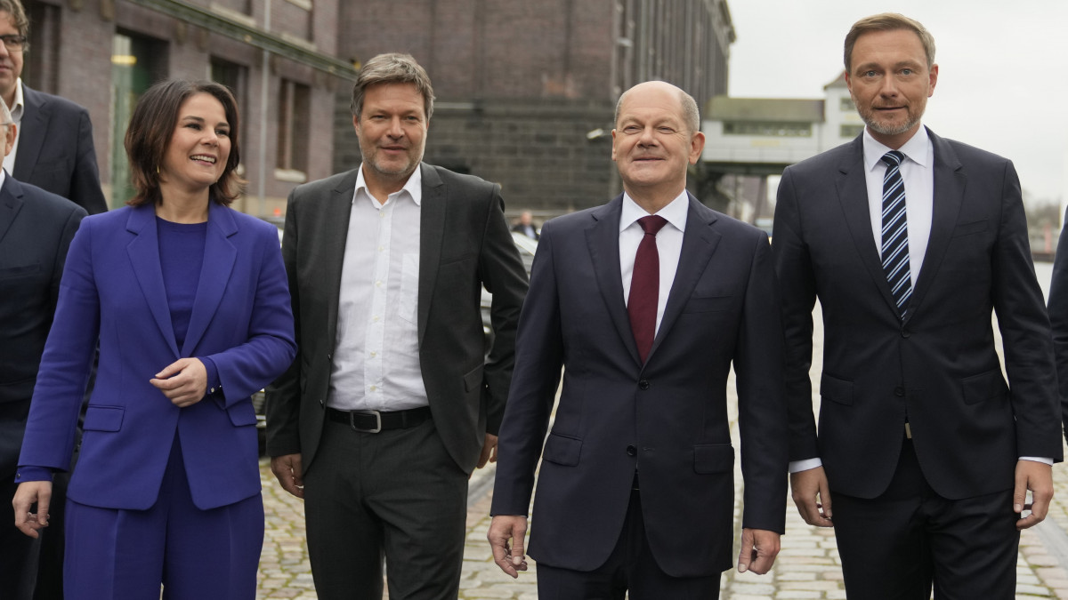 Annalena Baerbock és Robert Habeck, a német Zöldek társelnökei, Olaf Scholz, a Német Szociáldemokrata Párt (SPD) kancellárjelöltje, valamint Christian Lindner, a Szabad Demokrata Párt (FDP) elnöke (b-j) a pártok közötti koalíciós megállapodás bejelentésére érkezik Berlinben 2021. november 24-én.