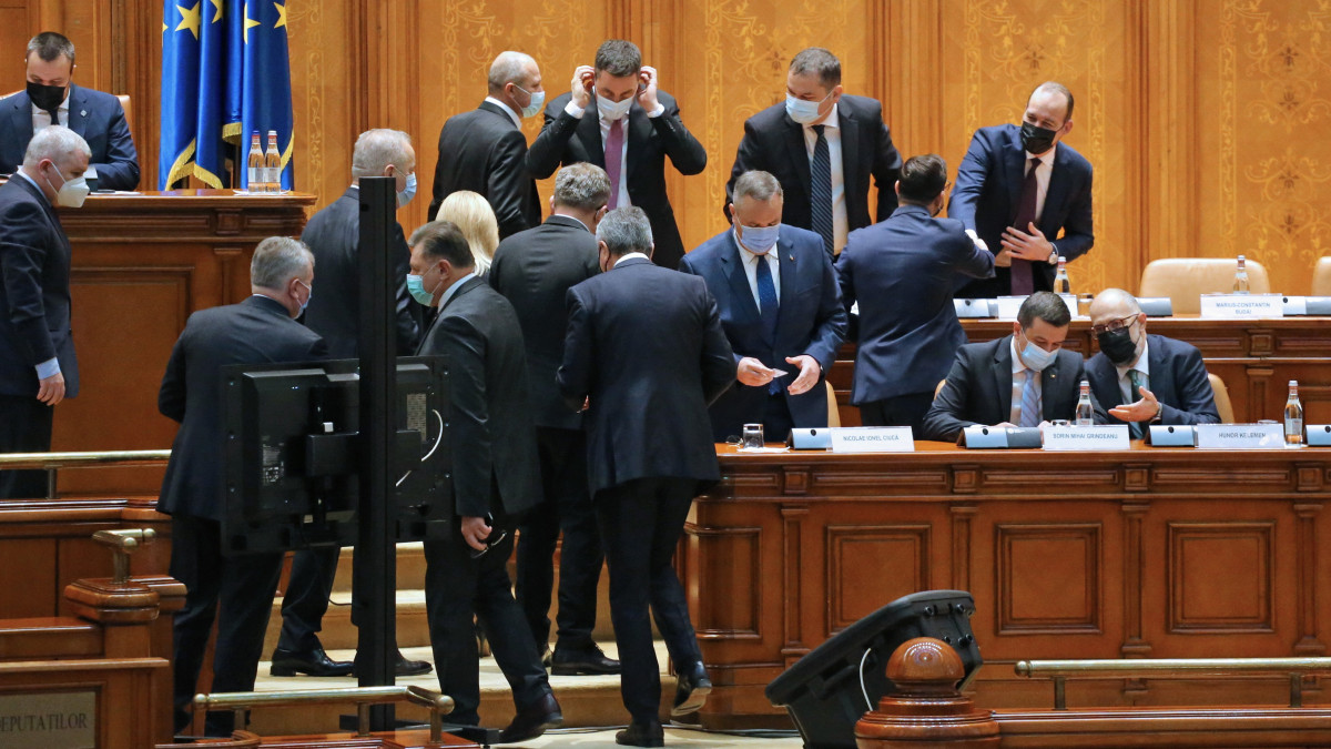 Nicolae Ciuca (Nemzeti Liberális Párt - PNL) miniszterelnök-jelölt (k), Sorin Grindeanu (Szociáldemokrata Párt - PSD, j2) és Kelemen Hunor (Romániai Magyar Demokrata Szövetség - RMDSZ) miniszerelnökhelyettes-jelöltek (j) a román parlamentben 2021. november 25-én. Ezen a napon szavaznak az új, nagykoalíciós kormány beiktatásáról.