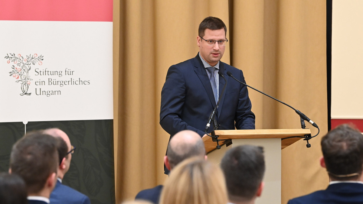 Gulyás Gergely, a Miniszterelnökséget vezető miniszter beszédet mond a Polgári Magyarországért Alapítvány Németország választott címmel megrendezett konferenciáján a budai Vár felújított Főőrségi épületében 2021. november 25-én.