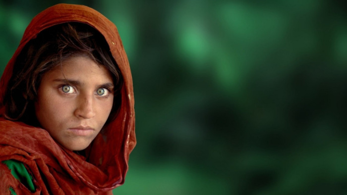 Kimenekítették az afganisztáni háború zöld szemű Mona Lisáját