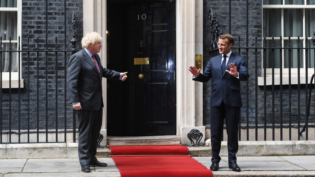 A londoni kormányfői rezidencia által közreadott képen Boris Johnson brit miniszterelnök (b) fogadja Emmanuel Macron francia elnököt a londoni kormányfői rezidencia, a Downing Street 10. előtt 2020. június 18-án, a koronavírus-járvány idején. A francia államfő Charles de Gaulle tábornok, a francia ellenállás vezetője második világháborús felhívásának 80. évfordulója alkalmából látogatott Londonba.