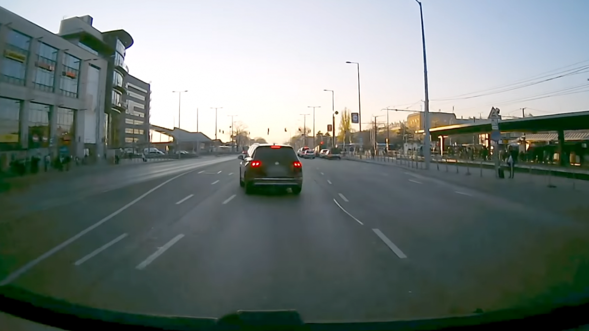 Jó eséllyel pályázhatna a legpofátlanabb címre ez a sofőr – videó