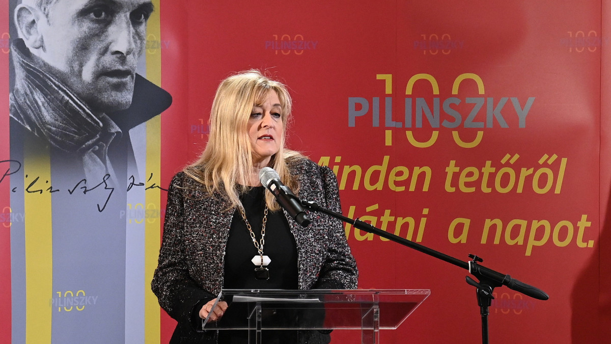 Schmidt Mária, a Közép- és Kelet-európai Történelem és Társadalom Kutatásáért Közalapítvány főigazgatója beszédet mond a Pilinszky János-emlékérmék kibocsátásán, a Pilinszky 100 emlékév záróeseményén a Kertész Imre Intézetben 2021. november 26-án.