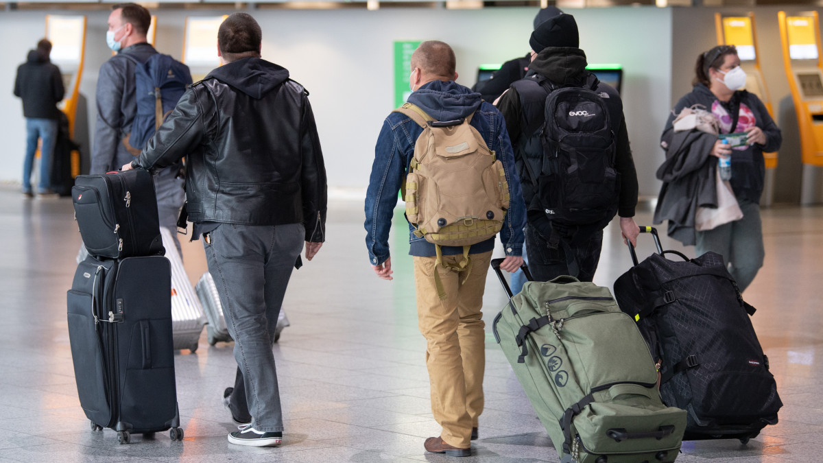 26 November 2021, Hessen, Frankfurt/Main: Passengers leave at Frankfurt airport. After the discovery of a new virus variant, the German government wants to restrict air traffic with South Africa. Photo: Boris Roessler/dpa (Photo by Boris Roessler/picture alliance via Getty Images)
