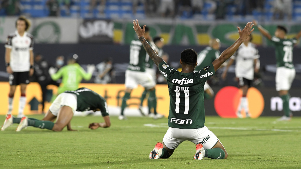 MONTEVIDEO, URUGUAY - NOVEMBER 27: Wesley of Palmeiras and teammates celebrate after the final match of Copa CONMEBOL Libertadores 2021 between Palmeiras and Flamengo at Centenario Stadium on November 27, 2021 in Montevideo, Uruguay. Palmeiras defeated Flamengo by 2-1 in extra time. (Photo by Agencia Gamba/Getty Images)