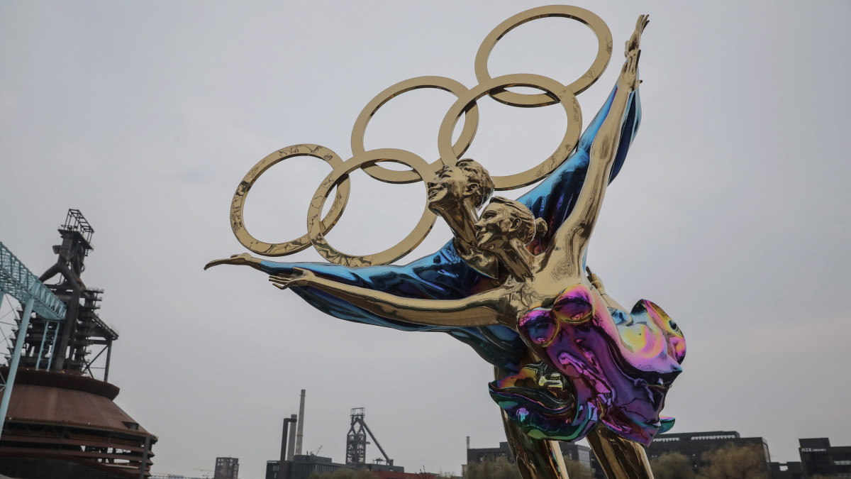 A 2022-es pekingi téli olimpiát idéző szobor az eseményt előkészítő bizottság pekingi székházánál, a Soukang Parkban 2021. november 19-én.