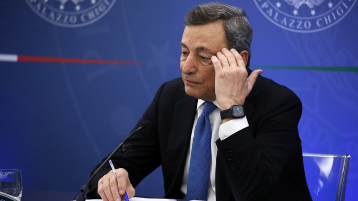 Súlyos dilemma előtt Mario Draghi, borulhat az olasz stabilitás