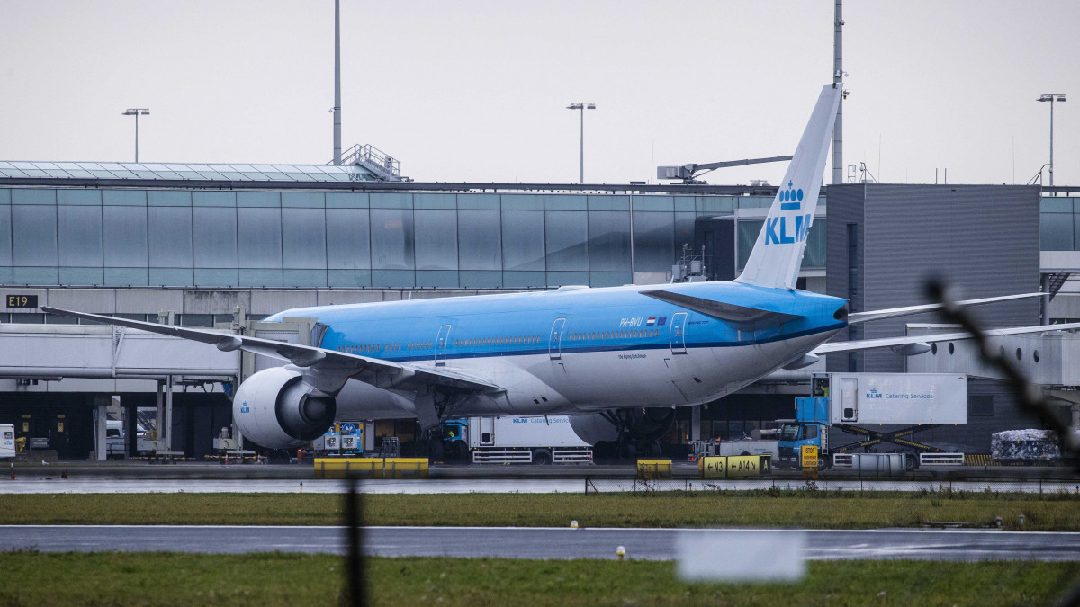 A KLM holland légitársaságnak a dél-afrikai Johannesburgból érkező gépe az amszterdami Schiphol repülőtéren 2021. november 27-én. A holland hatóságok a Dél-Afrikából érkezettek közül 61 utast elkülönítettek, mert az új koronavírussal fertőződtek meg. Dél-Afrikában a közelmúltban azonosították az új koronavírus, újabb változatát, az omikront, de az egyelőre nem derült ki, a karanténba helyezett utasok szervezetébe ez a variáns került-e be.