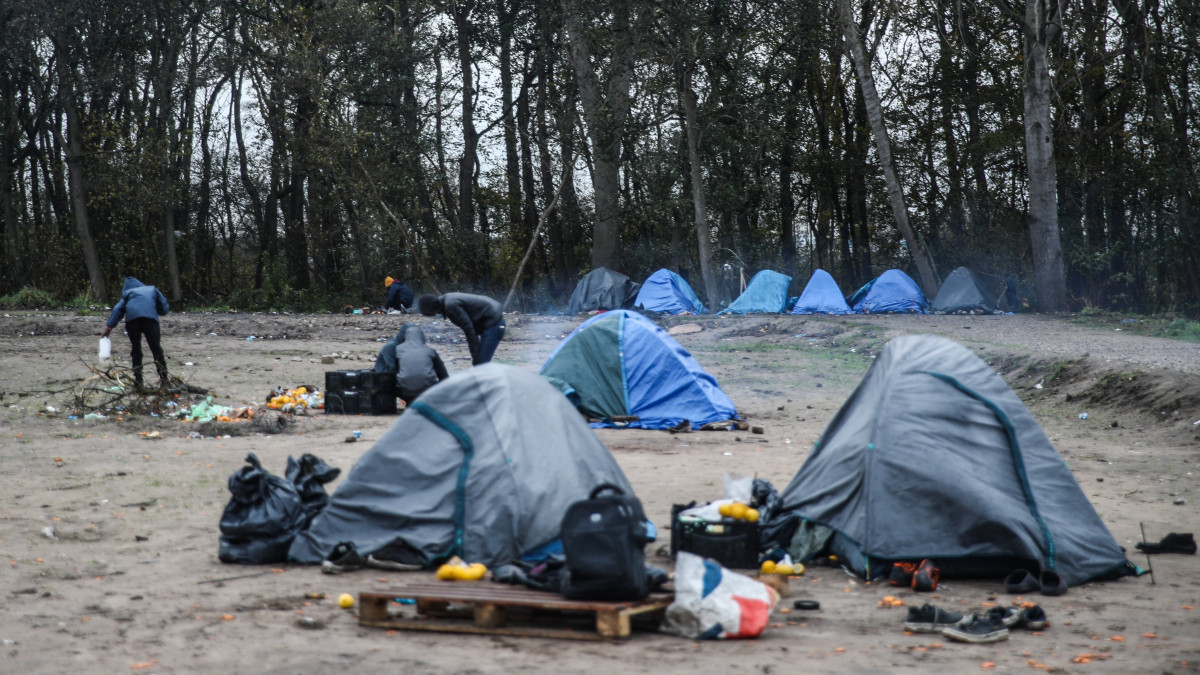 Nagy-Britanniába igyekvő illegális bevándorlók sátortábora az észak-franciaországi Calais-ben 2021. november 27-én. A migránsok a kedvező alkalomra várnak, hogy átszökhessenek Nagy-Britanniába.