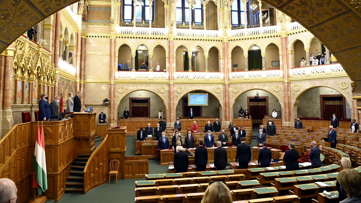 Leszkovszki Tibor (MSZP) és Sándorffy Ottó (FKGP) elhunyt volt országgyűlési képviselőkre emlékeznek az Országgyűlés plenáris ülésén 2021. november 29-én.