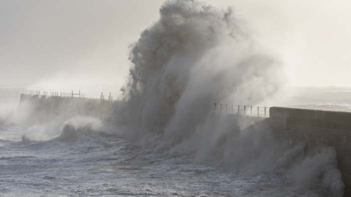 Rémisztő videó az életveszélyes hullámról