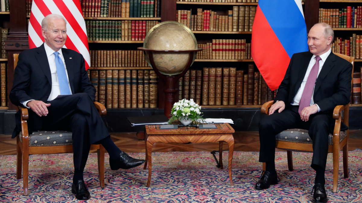 Joe Biden amerikai (b) és Vlagyimir Putyin orosz elnök a Genfi-tó partján található La Grange-villában rendezett csúcstalálkozójukon 2021. június 16-án.