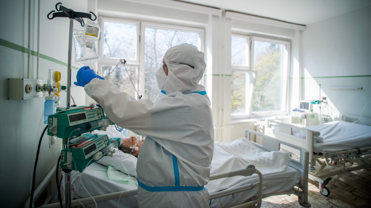 Ápoló egy koronavírussal fertőzött, lélegeztető gépen lévő beteget lát el az Országos Korányi Pulmonológiai Intézetben kialakított izolációs teremben 2020. április 8-án.