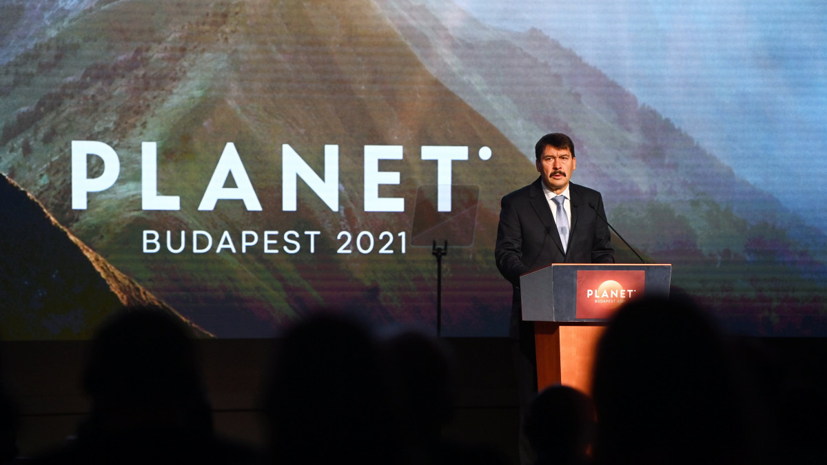 Áder János köztársasági elnök beszél a Planet Budapest 2021 Fenntarthatósági Expó és Világtalálkozó hivatalos megnyitóján a Hungexpo C pavilonjában 2021. november 30-án.