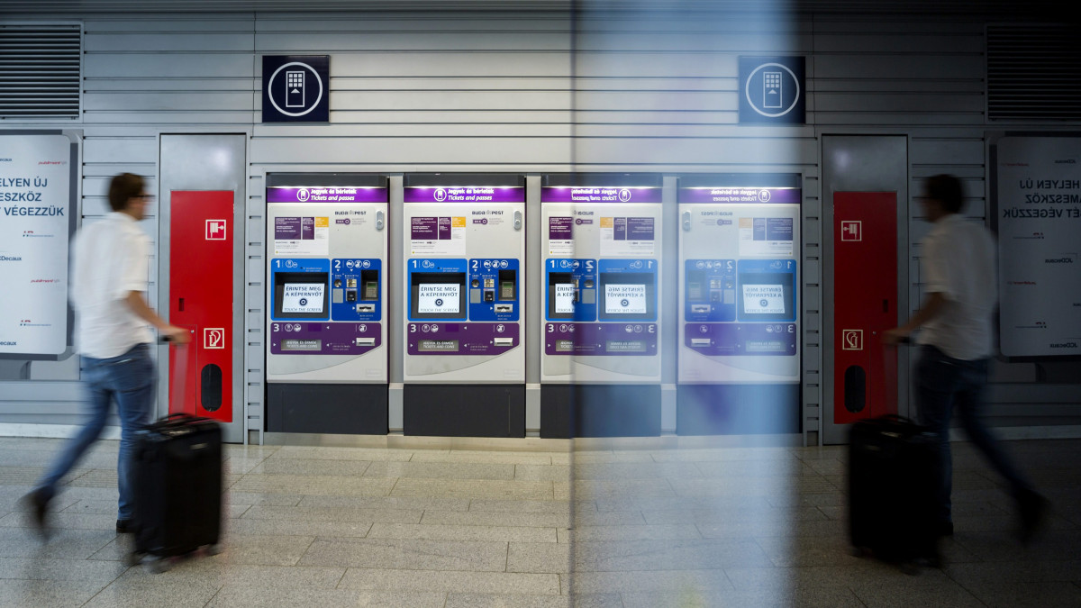 A Budapesti Közlekedési Központ (BKK) jegy- és bérletkiadó automatái a 4-es metró Kelenföldi vasútállomás megállójában 2014. május 8-án.