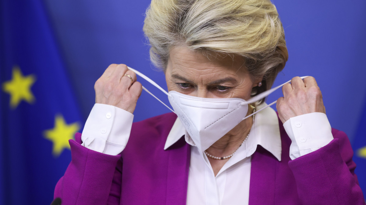 Ursula von der Leyen, az Európai Bizottság elnöke az új koronavírus elleni oltóanyagokról tartott brüsszeli sajtóértekezleten 2021. október 18-án. Itt közölte, hogy az Európai Unió több mint egymilliárd adag oltóanyagot exportált több mint 150 országba, és ezáltal a világ legnagyobb szérumexportőre lett.