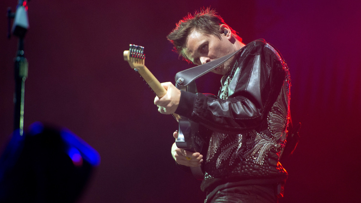 Nürburgring, 2018. június 4.Matthew Bellamy, a brit Muse együttes gitárosa a színpadon a Rock am Ring zenei fesztiválon a németországi Nürburgringen 2018. június 3-án. (MTI/EPA/Timm Schamberger)
