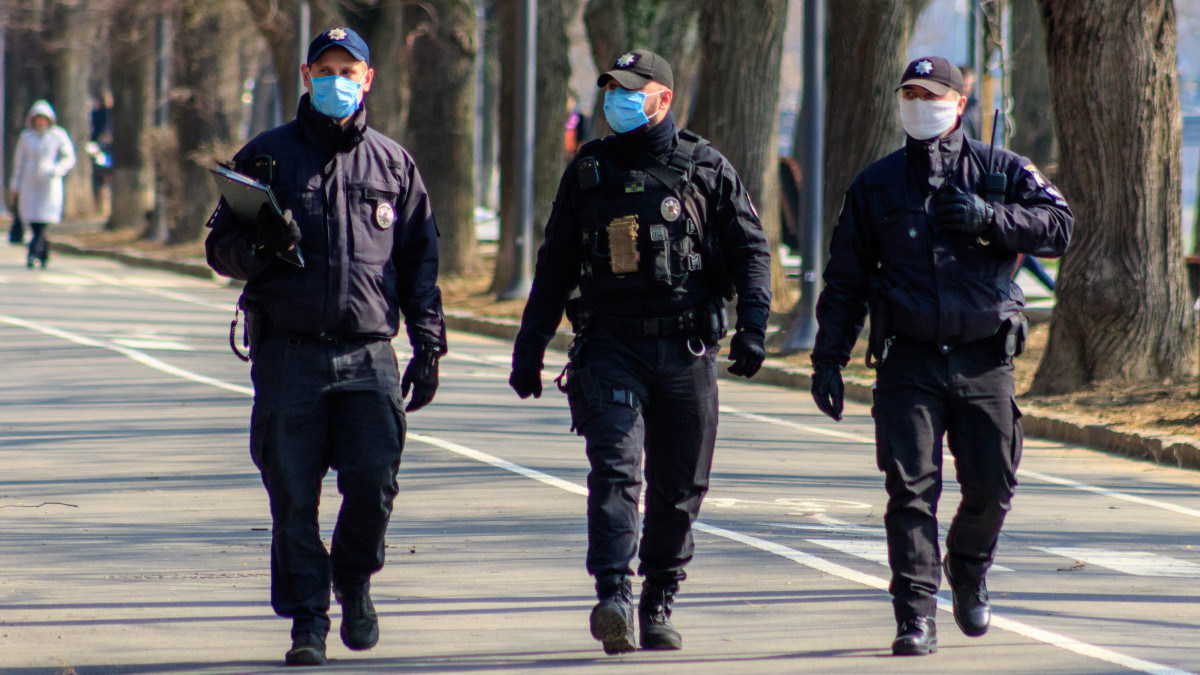 A koronavírus-járvány miatt védőmaszkot viselő rendőrök járőröznek Ungvár központjában 2020. március 18-án.