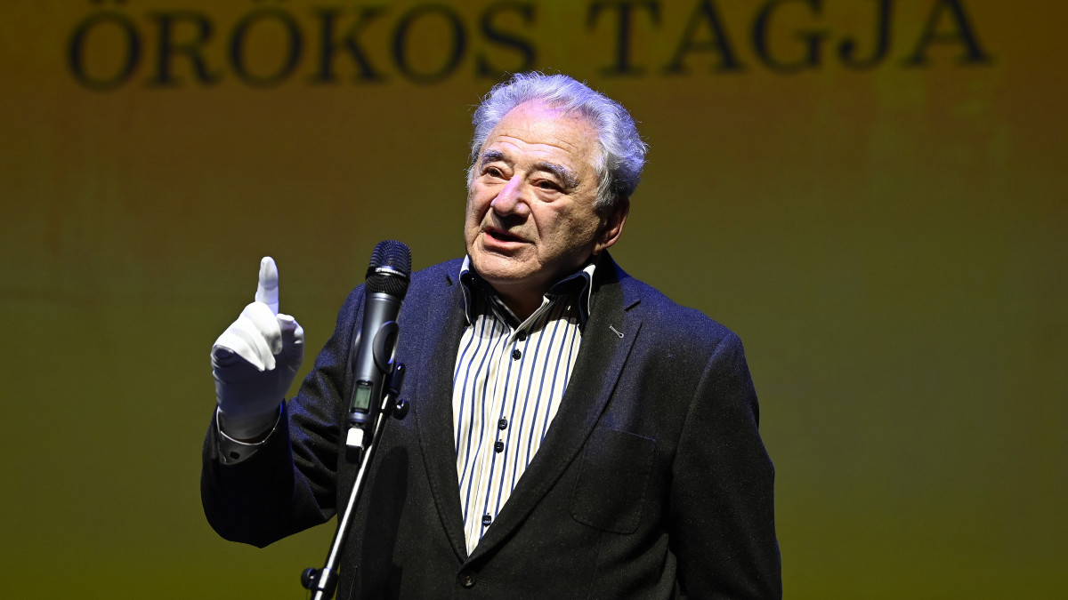 Szinetár Miklós címzetes főigazgató a magyar opera napján az Operaházban tartott rövid ünnepségen és díjátadón 2020. november 7-én.