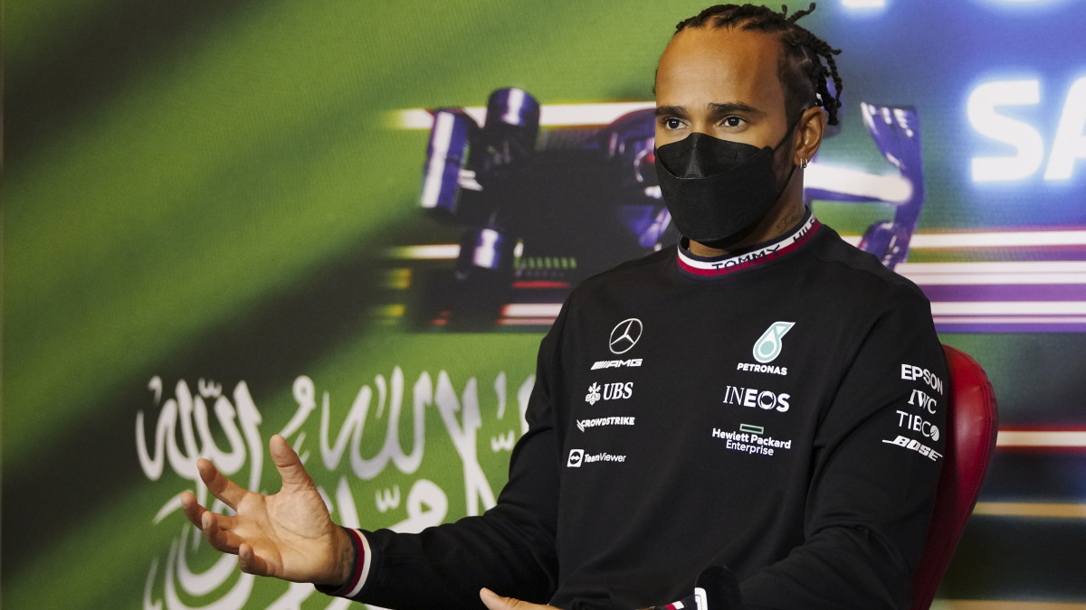 Lewis Hamilton, a Mercedes brit versenyzője a Forma-1-es autós gyorsasági világbajnokság Szaúdi Nagydíjának otthont adó dzsiddai utcai versenypályán tartott sajtótájékoztatón 2021. december 2-án. A december 3-án kezdődő versenyt először rendezik Szaúd-Arábiában.