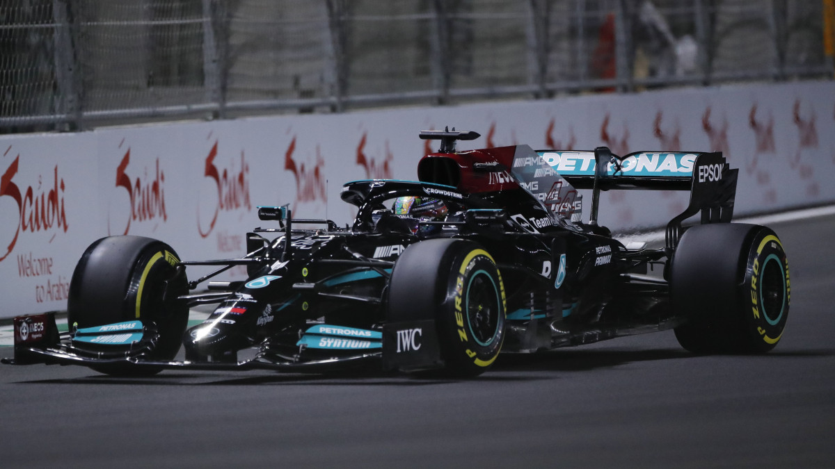 Lewis Hamilton, a Mercedes brit versenyzője a Forma-1-es autós gyorsasági világbajnokság Szaúdi Nagydíjának második szabadedzésén a dzsiddai utcai versenypályán 2021. december 3-án. Az első Szaúdi Nagydíjat december 5-én rendezik.