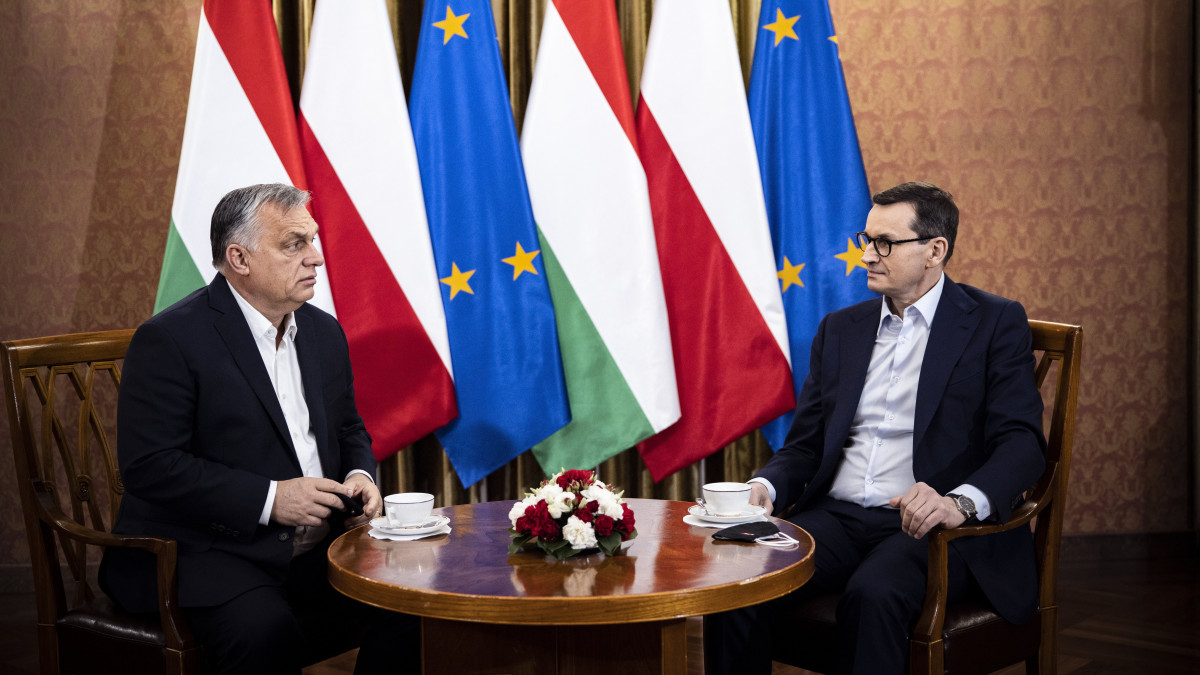 A Miniszterelnöki Sajtóiroda által közreadott képen Orbán Viktor miniszterelnök (b) és Mateusz Morawiecki lengyel kormányfő (j) tárgyal a varsói miniszterelnöki hivatalban 2021. december 3-án.