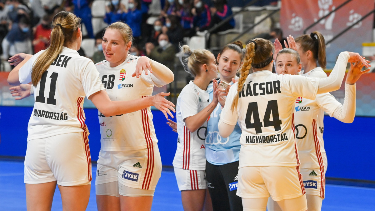 A győztes magyar válogatott tagjai, Albek Anna (b) és Kácsor Gréta (b2) a spanyolországi női kézilabda-világbajnokság E csoportjának első fordulójában, a Magyarország - Szlovákia mérkőzés után a llíriai sportcsarnokban 2021. december 2-án. A magyar csapat 35-29-re nyert.