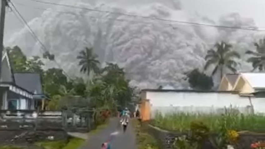 Rettenetes vulkánkitörés - Ezrek menekülnek most Indonéziában