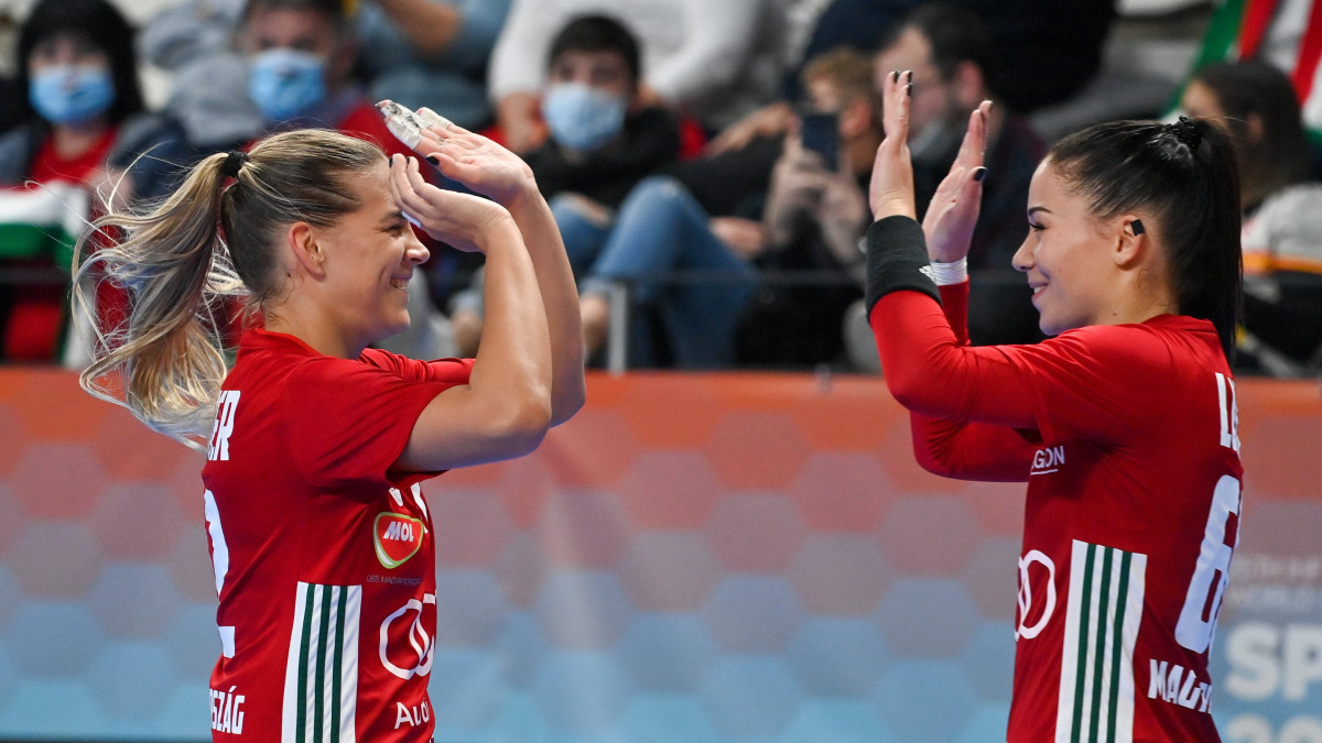 Klujber Katrin (b) és Lukács Viktória, a magyar válogatott játékosai a spanyolországi női kézilabda-világbajnokság E csoportjának második fordulójában Csehország ellen játszott mérkőzésen a llíriai sportcsarnokban 2021. december 4-én. Magyarország-Csehország 32-29.