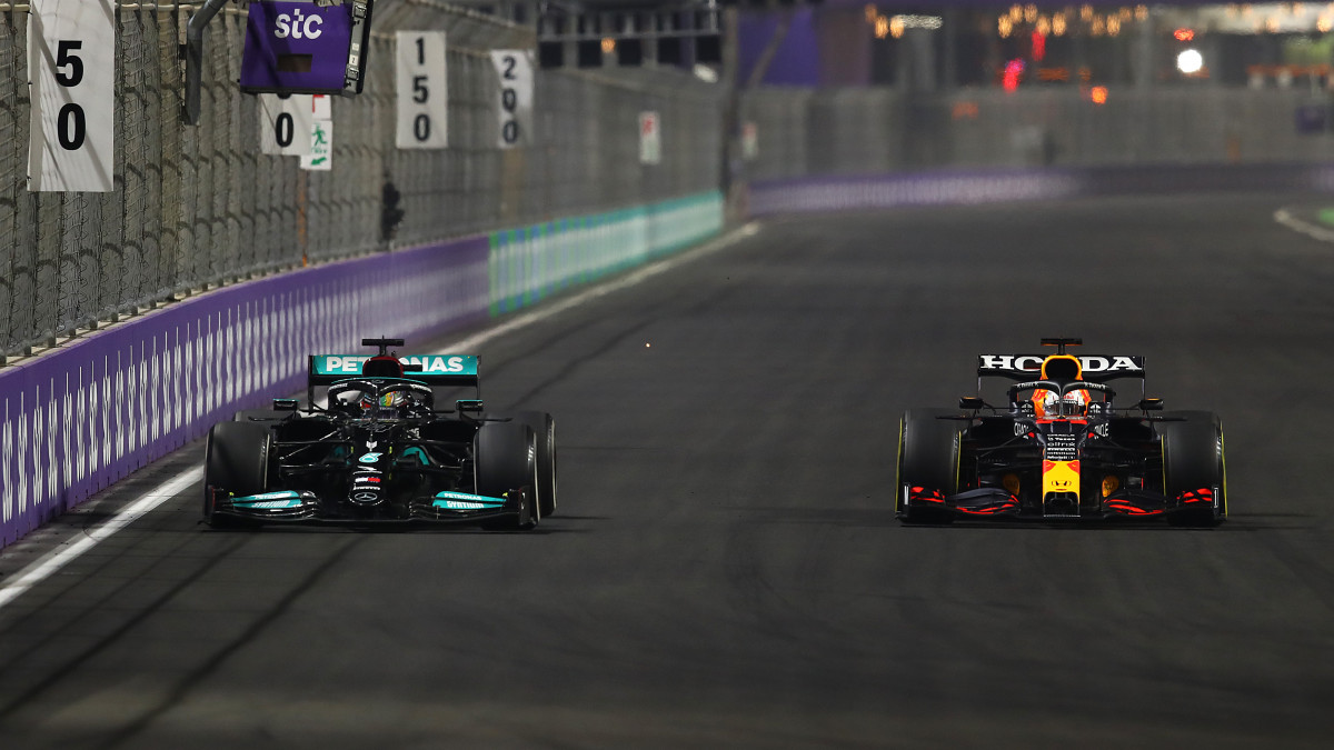 JEDDAH, SAUDI ARABIA - DECEMBER 05: Lewis Hamilton of Great Britain driving the (44) Mercedes AMG Petronas F1 Team Mercedes W12 and Max Verstappen of the Netherlands driving the (33) Red Bull Racing RB16B Honda during the F1 Grand Prix of Saudi Arabia at Jeddah Corniche Circuit on December 05, 2021 in Jeddah, Saudi Arabia. (Photo by Joe Portlock - Formula 1/Formula 1 via Getty Images)