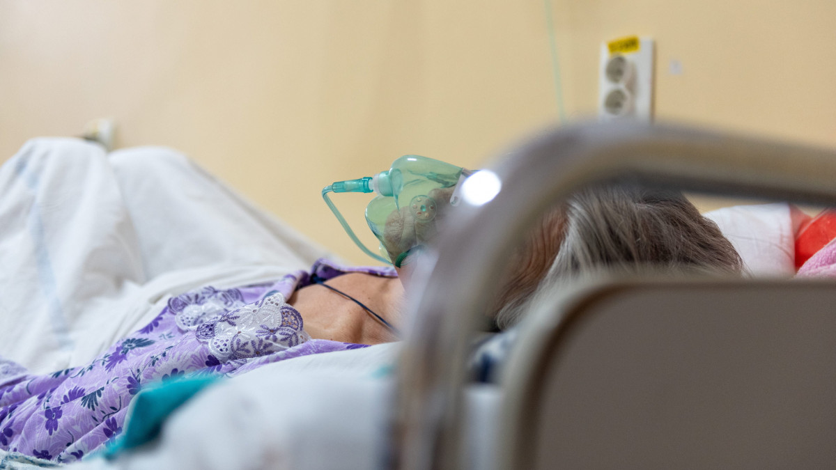 Légzéstámogatással ápolt beteg a Maros Megyei Fertőző Klinika koronavírussal fertőzött betegek fogadására kialakított osztályán Marosvásárhelyen 2021. november 8-án.