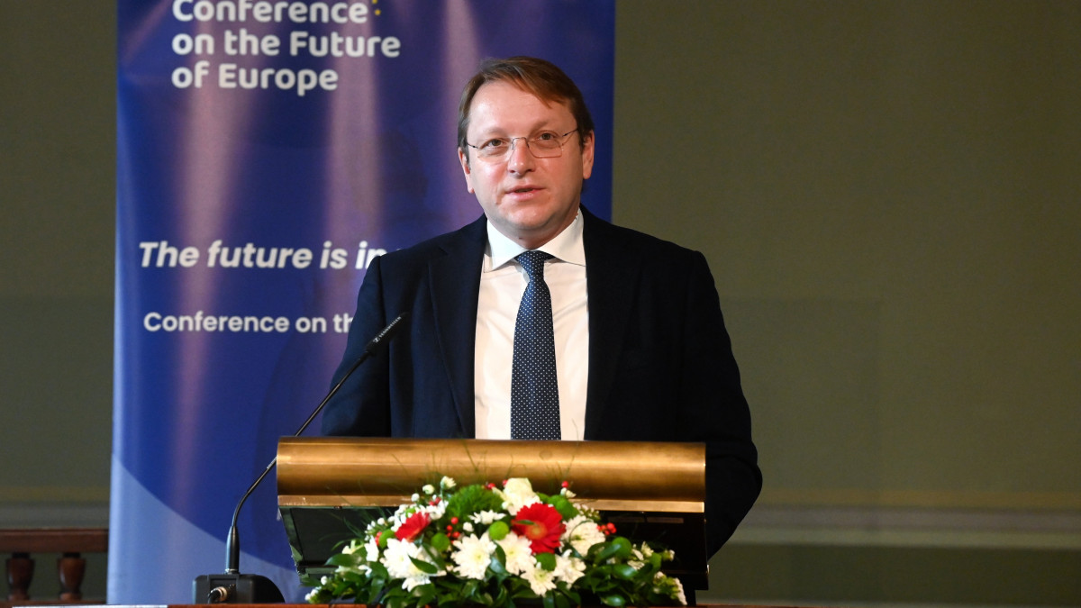 Várhelyi Olivér, az Európai Bizottság szomszédságpolitikáért és bővítésért felelős biztosa beszédet mond a Konferencia Európa jövőjéről  A bővítés a jövő kulcsa? című nemzetközi fórumon a Magyar Tudományos Akadémián 2021. december 6-án.