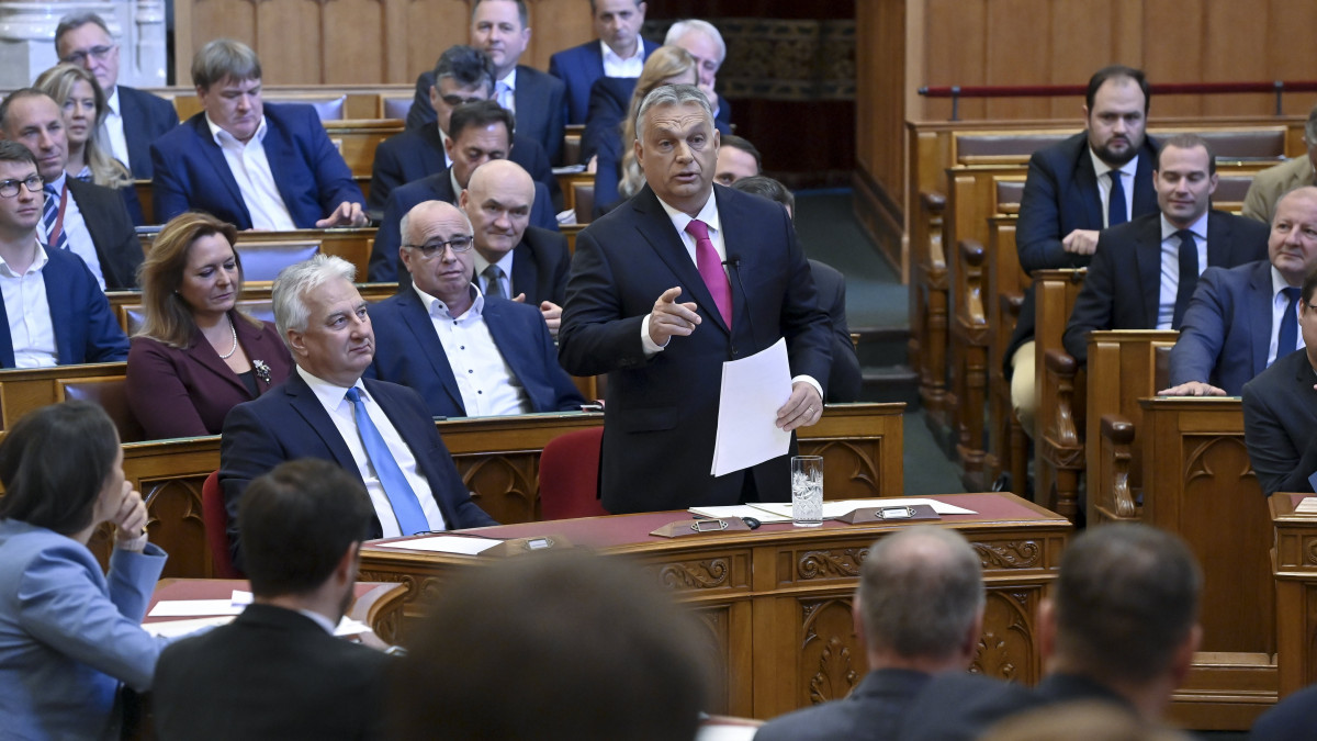Orbán Viktor kormányfő azonnali kérdésre válaszol az Országgyűlés plenáris ülésén 2021. október 25-én. Mellette Semjén Zsolt miniszterelnök-helyettes (b).