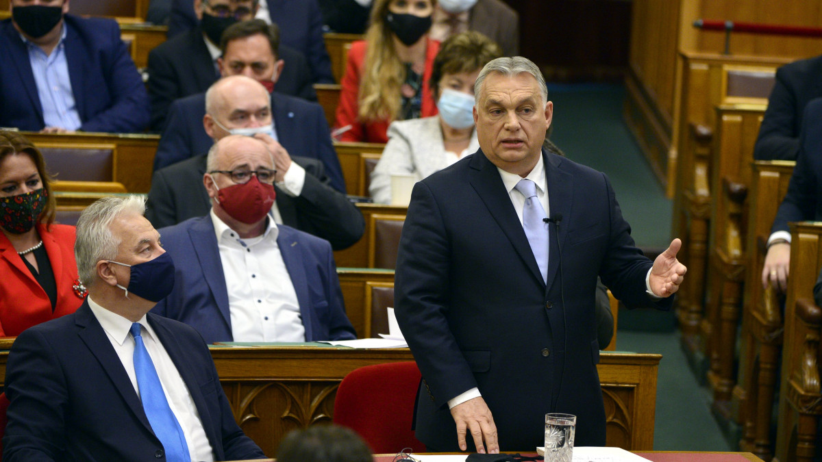 Orbán Viktor miniszterelnök azonnali kérdésre válaszol az Országgyűlés plenáris ülésén 2021. december 6-án. Mellette Semjén Zsolt miniszterelnök-helyettes (b).