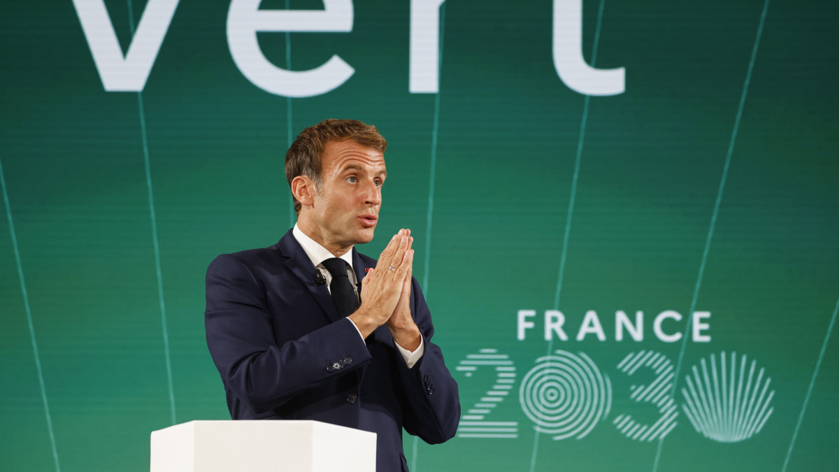 Emmanuel Macron francia elnök a Franciaország 2030 címen meghirdetett, 30 milliárd eurós újraiparosítási programját jelenti be a párizsi államfői rezidencián, az Elysée-palotában 2021. október 12-én. A felirat jelentése: zöld.