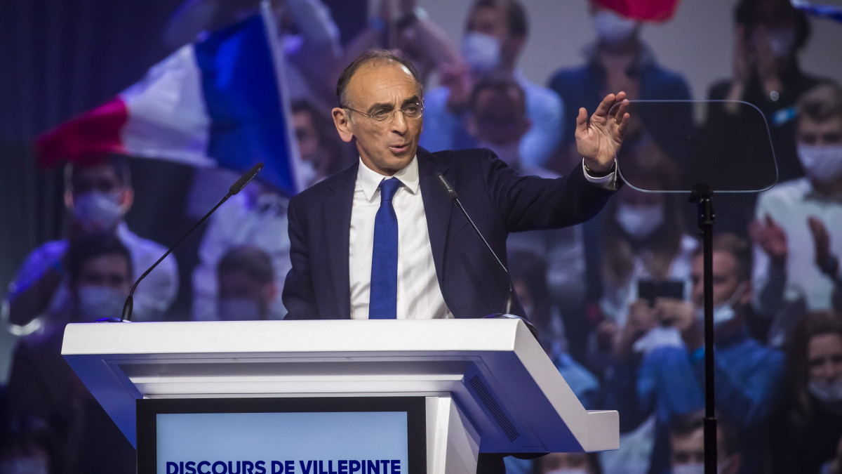 Éric Zemmour francia jobboldali publicista, a francia elnökválasztás független jelöltje beszél támogatóihoz a Párizstól északra fekvő Villepinte-ben tartott gyűlésen 2021. december 5-én.
