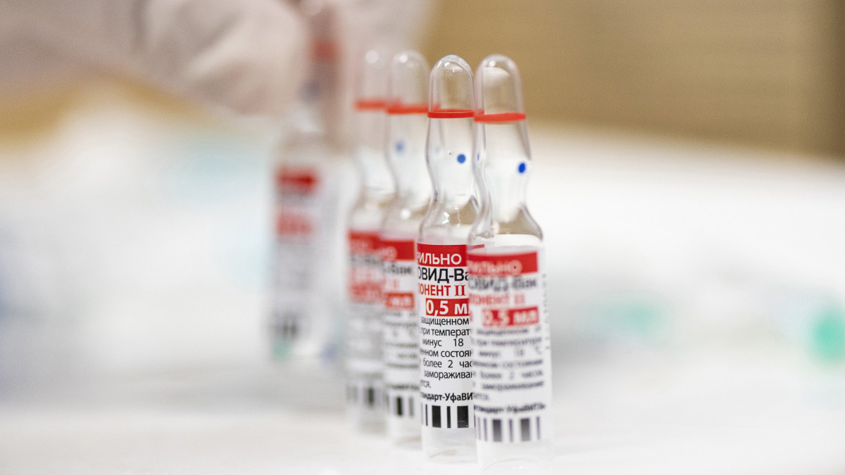 Második oltáshoz használatos, orosz fejlesztésű Szputnyik V koronavírus elleni vakcinák Nyíregyházán, a Jósa András Oktatókórház oltópontján 2021. május 28-án.